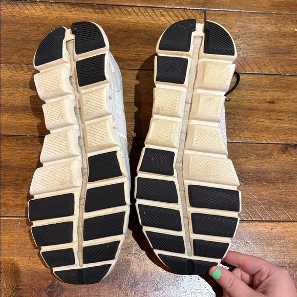 On Cloud Running Cream and Black Athletic Shoes - Picture 4 of 4